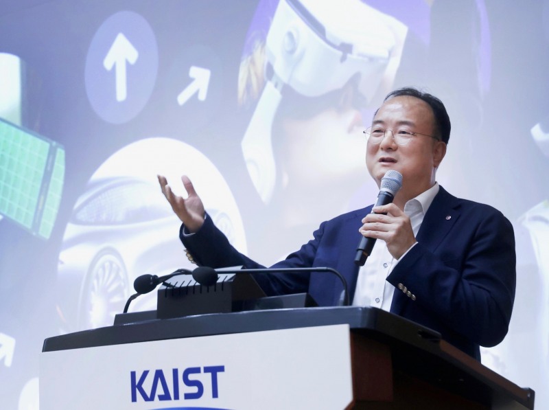 문혁수 LG이노텍 대표가 지난 17일 대전 KAIST 창의학습관 터만홀에서 후배 학생들을 대상으로 리더십 특강을 진행하고 있다./LG이노텍