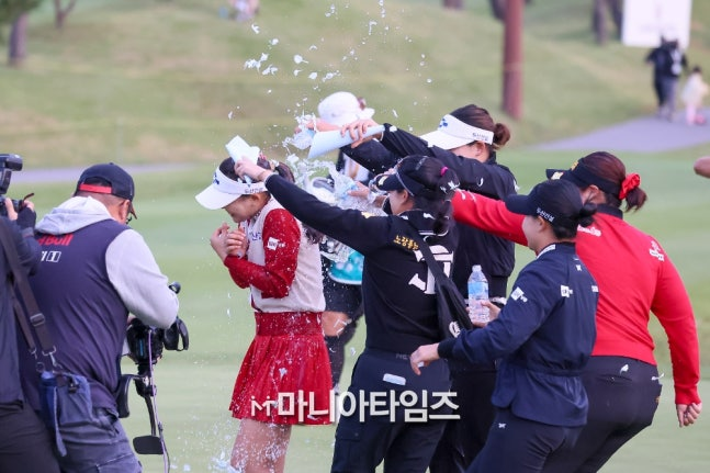 이율린, 축하 물세례 받아요