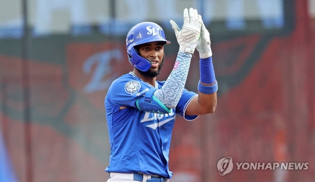 삼성 디아즈가 1타점 2루타를 쳐낸 뒤 동료들을 바라보고 있다. / 사진=연합뉴스