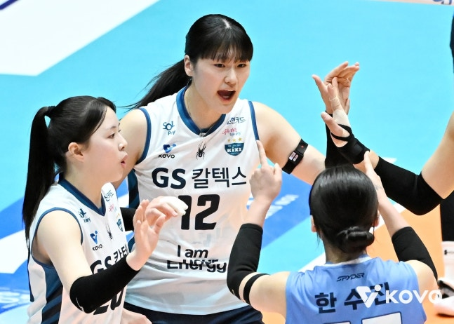 무릎 수술로 올 시즌 못 뛰는 GS칼텍스 이주아(가운데) / 사진=한국배구연맹 제공. 연합뉴스