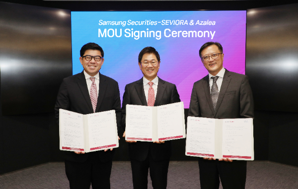 사진 왼쪽부터 가브리엘 림(Gabriel Lim) 세비오라 그룹(Seviora Holdings) 대표, 박종문 삼성증권 대표, 추엔야우(En Yaw Chue) 아젤리아 자산운용 대표가 기념 촬영을 하고 있다. ⓒ삼성증권