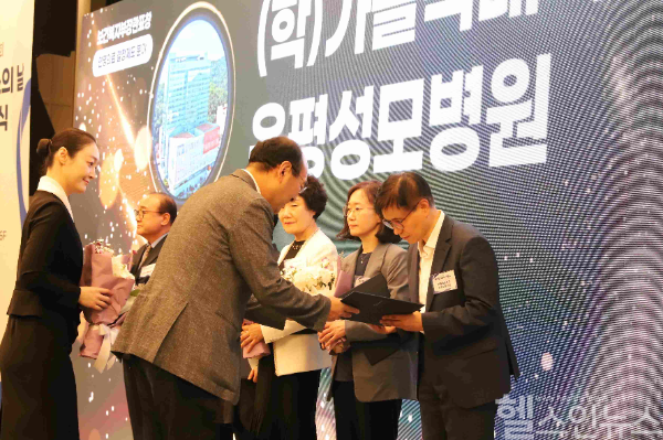 가톨릭대학교 은평성모병원 의료기관윤리위원회 부위원장 박진노 교수가 정통령 보건복지부 공공보건정책관으로부터 보건복지부 표창을 수상하고 있다. (사진 제공=은평성모병원)