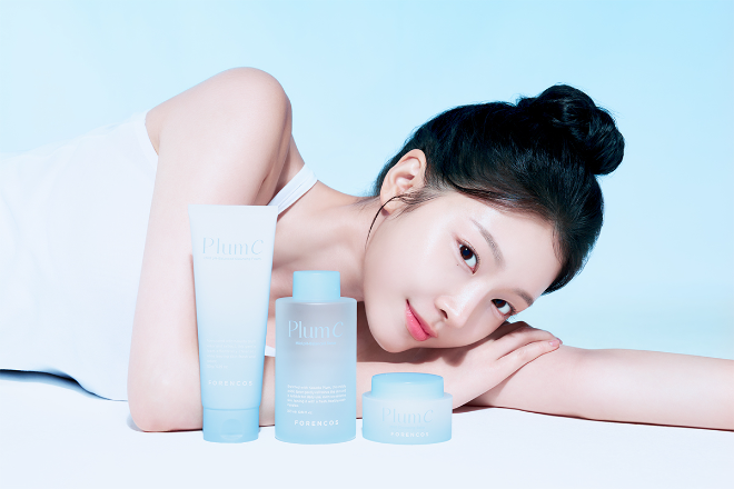 코스메틱 브랜드 포렌코즈(대표 정춘희)가 피부 본연의 생기를 되찾아주는 ‘플럼씨 라인’ 3종을 새롭게 선보였다.