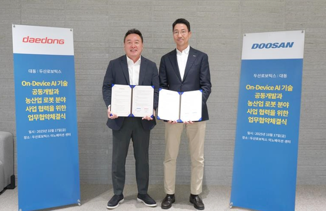 김민표 두산로보틱스 대표(오른쪽)와 원유현 ㈜대동 부회장이 지난 17일 경기 성남시 분당구 두산로보틱스 이노베이션센터에서 '온디바이스 인공지능(AI) 기술 공동 개발 및 농산업 로봇 분야 사업 협력을 위한 업무협약(MOU)'을 체결한 뒤 기념 사진을 촬영하고 있다. ⓒ두산로보틱스
