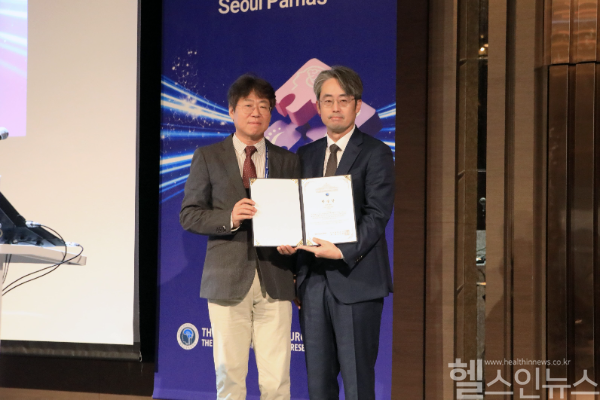 이종영 강동성심병원 신경외과 교수(오른쪽)가 우정현 학술상 수상 후 기념촬영을 하고 있다. (사진 제공=강동성심병원)