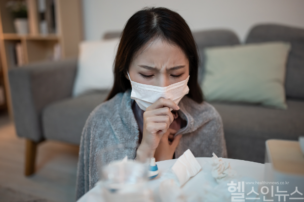 갑작스러운 환절기 추위로 면역력이 떨어져 목감기와 폐렴 등 합병증 위험이 커져 조기 치료와 예방이 중요하다. (사진 제공=클립아트코리아)