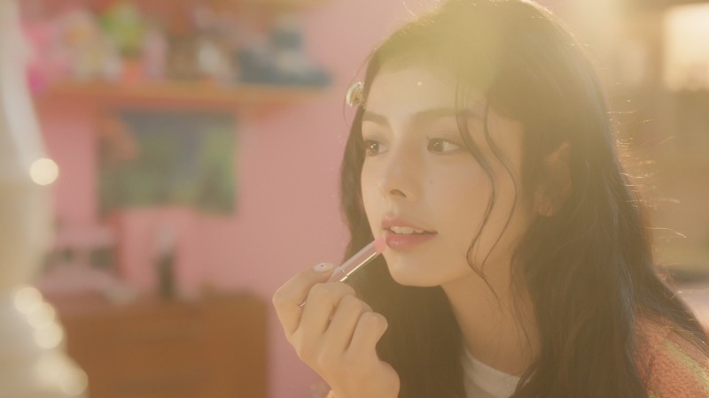 아이사, ‘조각을 건네는’ 장면들로 완성된 하이라이트 ‘Every Piece of Me’ MV 화제
