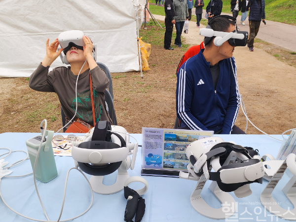 캠페인 참여자들이 암환자 치료과정과 회복 스토리를 VR기기를 통해 체험하고 있다. (사진 제공=강원대병원)