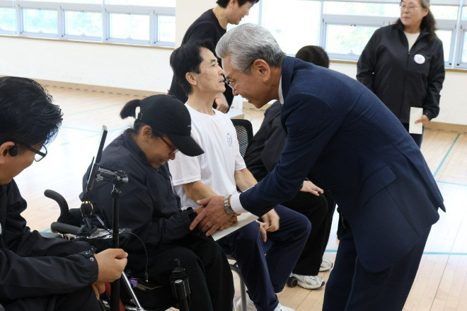 지난 17일 김영길 우미건설 대표(사진 오른쪽 앞)가 광주시장애인국민체육센터에서 열린 '제45회 전국장애인체전 광주선수단 결단식'에 참석하여 선수들을 격려하고 있다. ⓒ 우미건설