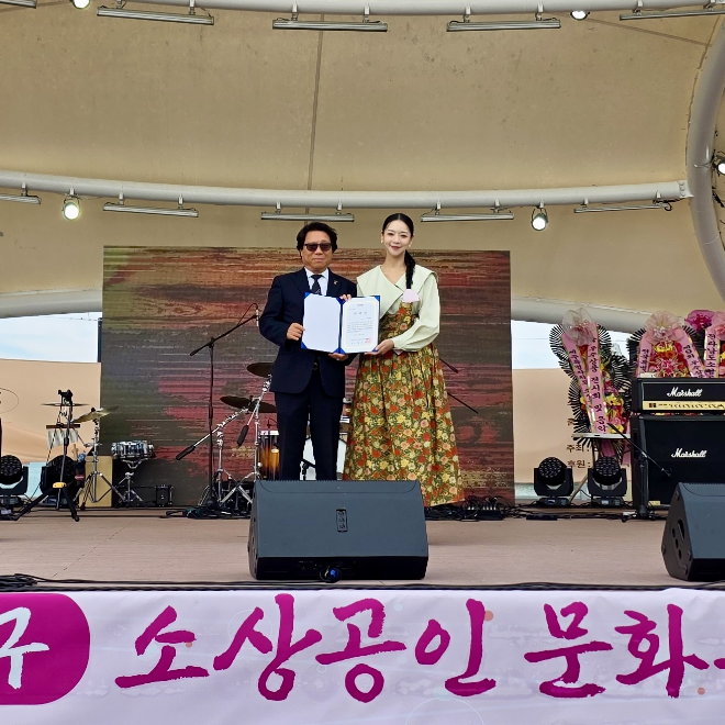 황규훈 인천소상공인연합회 회장, 배우 서별이가 홍보대사 위촉패를 들고 기념 촬영을 하고 있다. (사진=디엠씨트립스 제공)