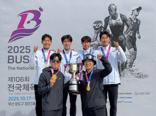 제106회 전국체육대회 철인3종경기에서 남자부 우승을 차지한 계룡건설 철인3종 선수단(왼쪽 위부터 시계방향 권민호 선수, 박찬욱 선수, 최규서 선수, 박상민 선수, 김민석 트레이너, 신성근 감독)이 기념사진을 찍고 있다. ⓒ 계룡건설