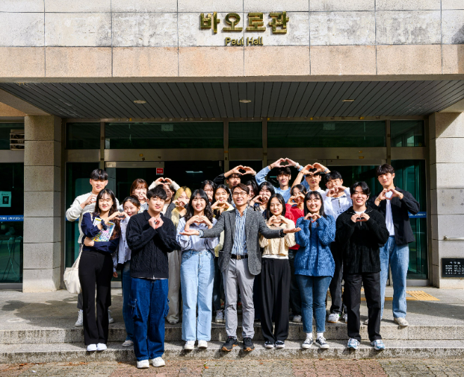 가톨릭관동대 트리니티융합대학 의료경영학전공 학생들이 지도 교수와 함께한 단체사진. (사진제공=가톨릭관동대학교)