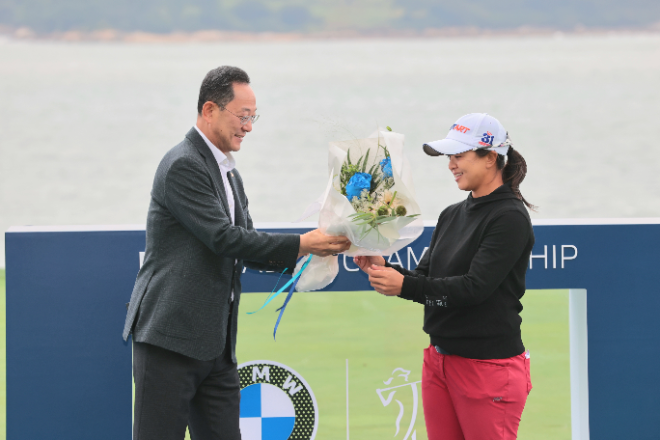 LPGA대회 시상식에서 명현관 군수가 김세영 선수에게 축하 꽃다발을 건네고 있다. ⓒ 해남군