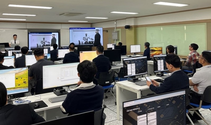 AI 전문교수가 코레일 인재개발원 디지털교육장에서 ‘업무혁신을 위한 생성형 AI 활용’ 교육을 시행하고 있다./코레일