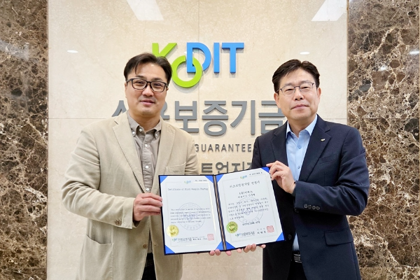 왼쪽부터 디윅스 안준형 대표, 신용보증기금 판교스타트업지점 송영건 지점장(사진제공=디윅스)