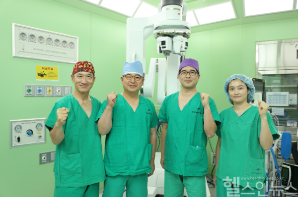 한림대학교강남성심병원 로봇수술센터 교수진 다빈치SP 앞에서 기념촬영 (사진 제공=한림대학교강남성심병원)
