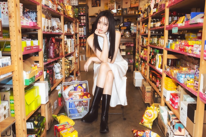 김소현, 새 프로필 공개…긴 머리+홀터넥 원피스로 우아함 가득