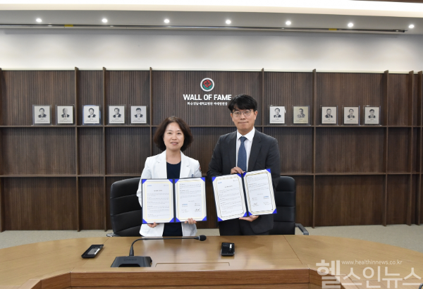 (왼쪽부터)조상희 화순전남대병원 임상시험센터장과 김이랑 온코크로스 대표가 협약서에 바이오 데이터 기반 신약개발 및 정밀진단 기술 협력 강화를 위한 업무협약서에 서명했다. (사진 제공=화순전남대병원)