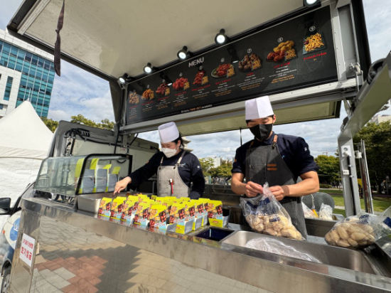 지난 17일 BBQ가 경기도 이천 시청 앞 광장 일대에서 진행된 ‘2025 이천시 청소년진로체험박람회’에서 ‘찾아가는 치킨릴레이’ 활동을 위해 사용된 BBQ자체 푸드트럭 ‘BB-Car’ 사진 ⓒ BBQ
