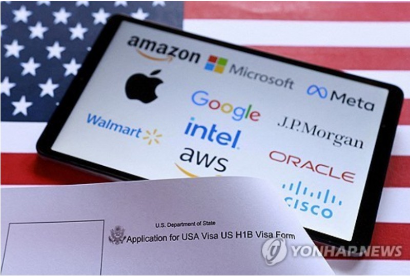 미국 이민당국은 20일(현지시간) 전문직 비자 수수료10만달러는 해외거주 신규 신청자에게만 적용된다고 밝혔다. 사진=로이터통신, 연합뉴스
