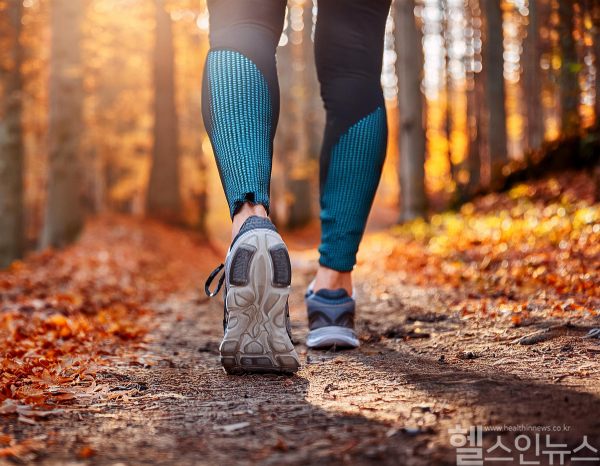 트레일러닝은 자연 속에서 몸과 마음을 단련할 수 있는 좋은 운동이지만, 척추 건강을 위해선 준비와 회복, 그리고 올바른 자세가 핵심이다. (사진 제공=클립아트코리아)