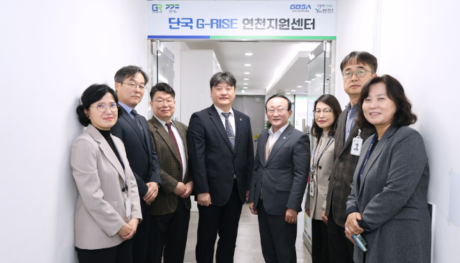 ‘단국G-RISE연천지원센터’ 현판식 단체 기념사진(왼쪽부터 김금남 연천군농업기술센터 기술보급과장, 김중학 ㈜한미양행 이사, 정윤화 책임교수, 최형준 단국G-RISE사업부단장, 김덕현 연천군수, 이원희 연천군농업기술센터 소장, 이용원 연천군농업기술센터 농업개발과장, 이현주 연천군 경제교통과장). / (사진제공=단국대)