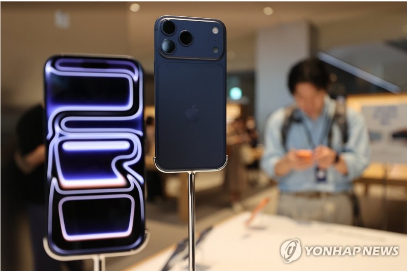 '애플 효과'에 LG이노텍 삼성전기 등 관련주들이 장중 52주 신고가를 기록한 가운데 아이폰17시리즈가 21일 공식 출시됐다. 사진=연합뉴스
