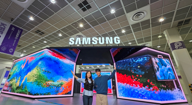 삼성전자가 서울 코엑스(COEX)에서 열리는 ‘KES 2025(한국전자전)’에 참가해 주거부터 교육, 비즈니스까지 다양한 환경 속에서 일상을 혁신하는 최신 AI 제품과 기술을 선보인다 (이미지 제공=삼성전자)
