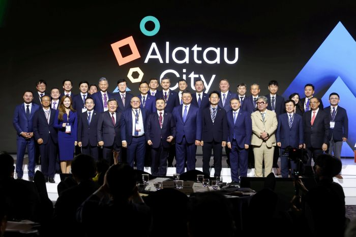 카나트 보줌바예프(Kanat Bozumbayev) 카자흐스탄 부총리(가운데)를 비롯한 참석자들이 15일 오전 서울 중구 롯데호텔 서울에서 열린 'ALATAU RISE With Kazakhstan' 국제로드쇼에 참석해 기념 촬영을 하고 있다./사진 제공: 카자흐스탄 투자청