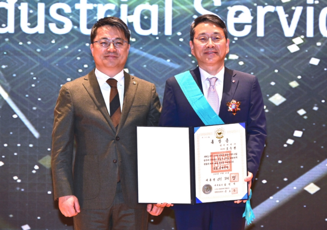 조주완 CEO가 이날 시상자로 나선 문신학 산업통상부 차관(사진 왼쪽)과 함께 기념 촬영을 하고 있다. (이미지 제공=LG전자)