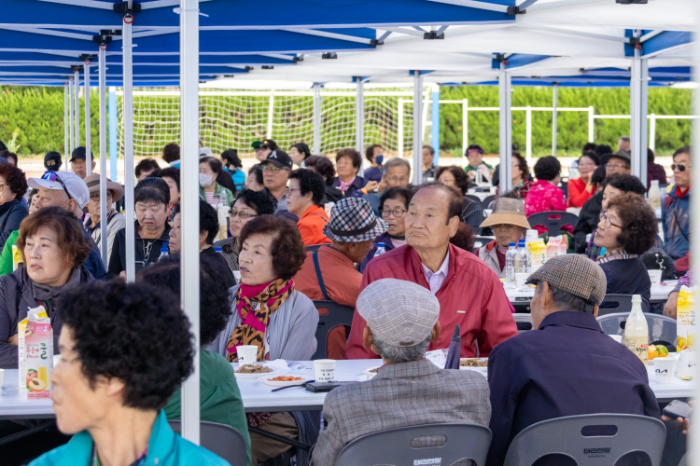 19일(일) 언양고등학교에서 열린 언양읍 경로위안잔치 사진. 이날 롯데삼동복지재단은 '신격호 롯데 효사랑 효도잔치 지원 전달식'을 열고 잔치에 참석한 어르신들께 선물세트를 지원하는 시간을 가졌다.
