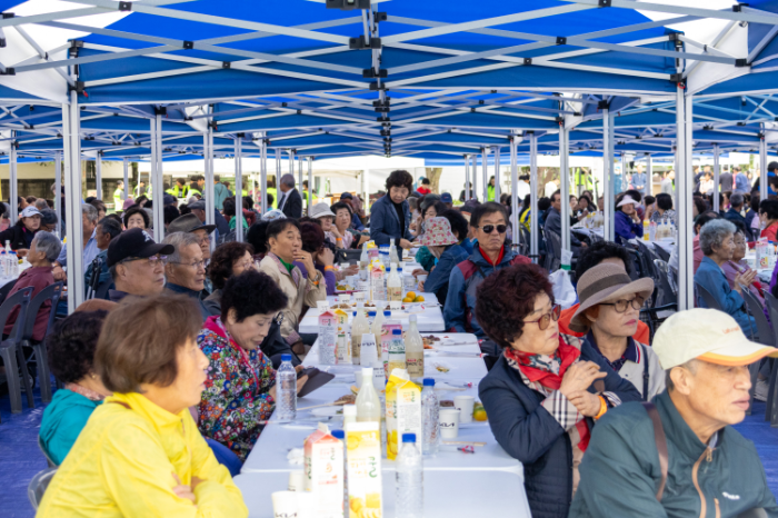 19일(일) 언양고등학교에서 열린 언양읍 경로위안잔치 사진. 이날 롯데삼동복지재단은 '신격호 롯데 효사랑 효도잔치 지원 전달식'을 열고 잔치에 참석한 어르신들께 선물세트를 지원하는 시간을 가졌다.