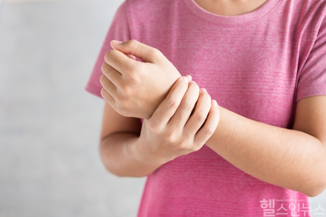 아기를 반복해서 안거나 돌보는 과정에서 손목을 과도하게 사용할 경우 염증이 생길 수 있다. 조기 진단과 올바른 관리가 중요하다. (이미지 제공=클립아트코리아)