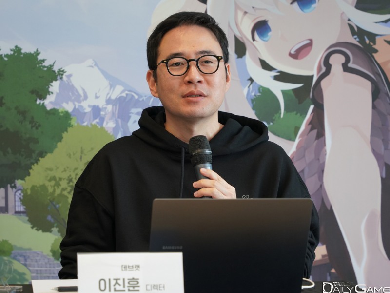 게임의 비즈니스 모델의 차별화를 택한 부분에 대해 '공유와 협력'이라는 키워드를 소개한 이진훈 디렉터.
