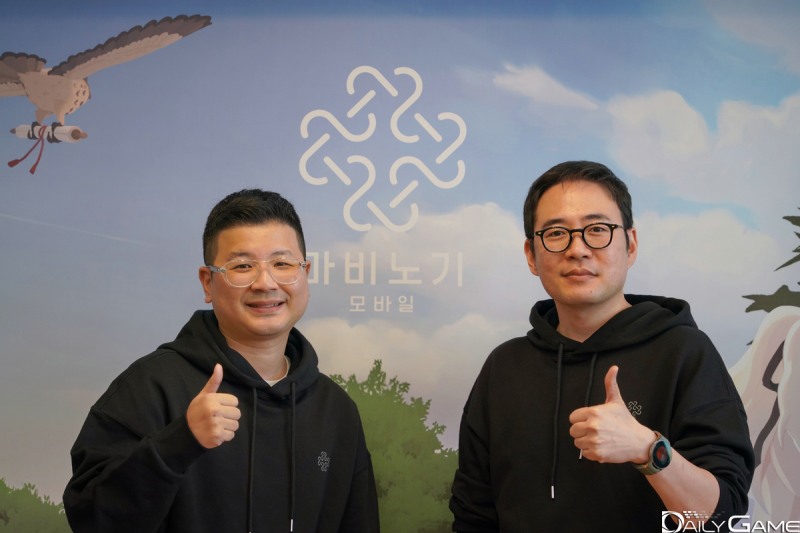 "오랫동안 이용자 분들의 사랑을 받는 게임이 되도록 노력하겠다"라고 약속한 두 사람.