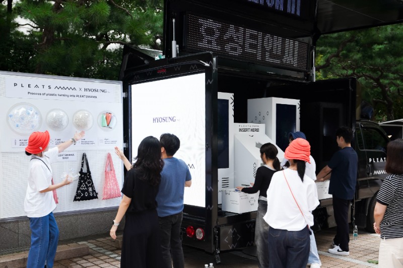 효성티앤씨 직원들이 모아온 페트병을 리싸이클 섬유 리젠 제품으로 교환해주는 ‘에코 트럭’ 캠페인