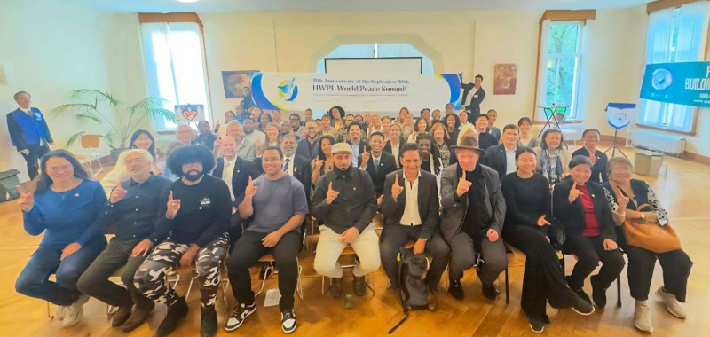 현지 시각으로 지난 18일 네덜란드 헤이그에서 평화 포럼이 진행된 가운데 참석자들이 기념사진을 촬영하고 있다. (HWPL 네덜란드·벨기에지부 제공)