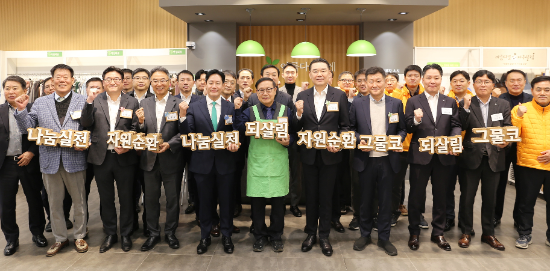 지난해 하이트진로가 상생형 사회 공헌활동으로 진행한 '아름다운 특별전' 기념촬영 모습 ⓒ 히이트진로