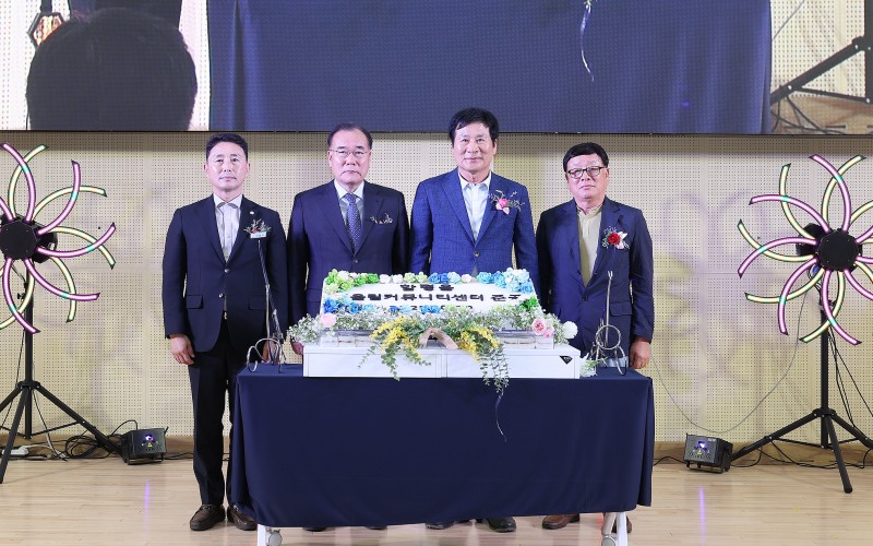 왼쪽부터 이남오 함평군의회 의장, 이개호 국회의원, 이상익 함평군수, 김행구 함평읍 농촌중심지 활성화사업 추진위원장 ⓒ함평군