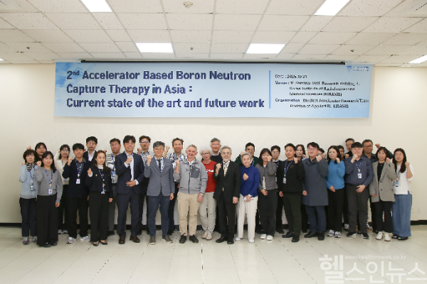 앞줄 왼쪽에서 여섯 번째부터) 김경민 방사선의학연구소 소장, 세르게이 타스카에프 러시아 핵물리연구소(BINP) 박사, 일본 국제중성자포획치료학회(ISNCT) 회장 아키라 마츠무라 박사 (사진 제공=한국원자력의학원)