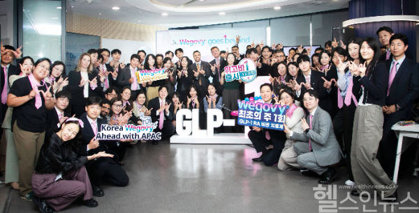 한국 노보 노디스크제약 임직원들이 비만 치료제 위고비®의 한국 출시 1주년 ‘위고비®, 비만 치료 그 너머의 변화를 향해(Wegovy® goes beyond)’ 기념 행사에서 위고비®의 이니셜인 ‘W’를 양손으로 형상화하며 더 나은 미래를 다짐하고 있다. (사진 제공=한국 노보 노디스크제약)