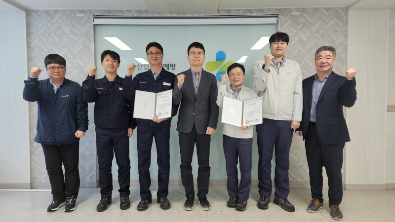 우용하 안전보건공단 울산지역본부장(왼쪽에서 4번째)이 시상식 후 대한유화 온산공장, 삼양사 울산1공장 관계자와 기념촬영을 하고 있다./안전보건공단 울산지역본부