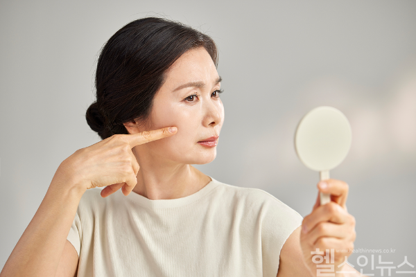 찬바람과 건조한 기온이 피부 노화를 가속화해 주름을 깊게 만들고, 효과적인 관리와 치료가 필요하다. (사진 제공=클립아트코리아)