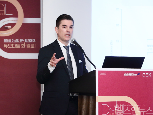 심포지엄에서 마르시오 에버벡 교수가 ‘듀오다트, 임상 근거로 보는 두타스테리드의 가치 (Why Dutasteride? Clinical Evidence Behind Duodart)’라는 주제로 강연을 진행했다. (사진 제공=한국GSK)