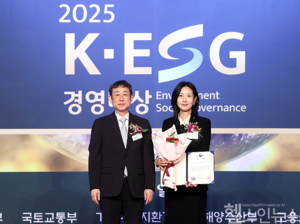이마리 멀츠 에스테틱스 코리아 컨슈머 마케팅 & 커뮤니케이션 부서 상무와 천광암 동아일보 논설주간이(오른쪽부터) 2025 K-ESG 경영대상 시상식에서 기념촬영을 하고 있다. (사진 제공=멀츠 에스테틱스 코리아)