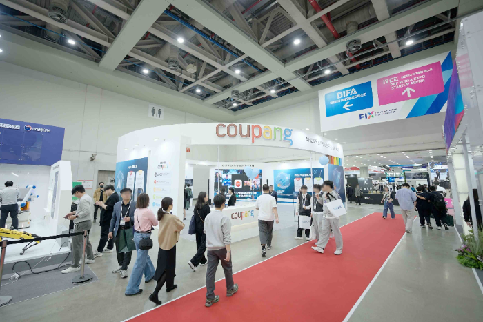 쿠팡, '한국판 CES' FIX 2025서 최첨단 물류 로봇 총출동…"AI가 만드는 유통혁명"