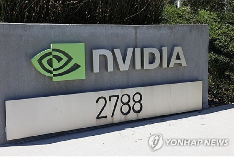 AI 대장주인 엔비디아가 22일(현지시간) 뉴욕증시에서 0.49% 하락하며 3거래일 연속 약세를 이어갔다. 사진=로이터통신, 연합뉴스