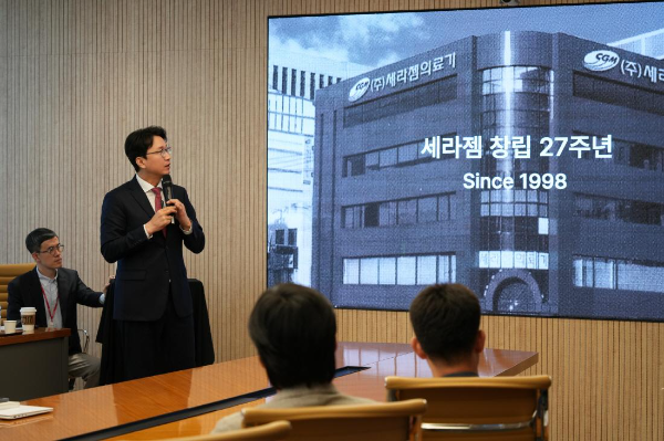 세라젬 창립 27주년 타운홀미팅에서 이경수 대표이사 사장이 임직원들에게 회사 비전에 대한 메시지를 전하고 있다.