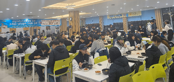 지난 22일 열린 강원대‘열공 야식마차 행사’사진. (사진제공=강원대학교)