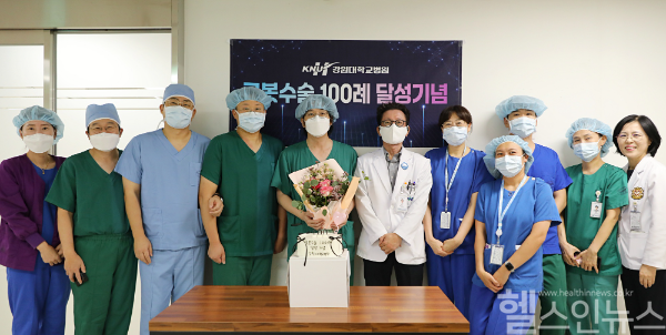 강원대병원의 100번째 ‘다빈치 5’ 로봇 수술을 마친 백민현 산부인과 교수(왼쪽에서 다섯 번째)와 의료진들이 기념촬영을 하고 있다. (사진 제공=강원대병원)